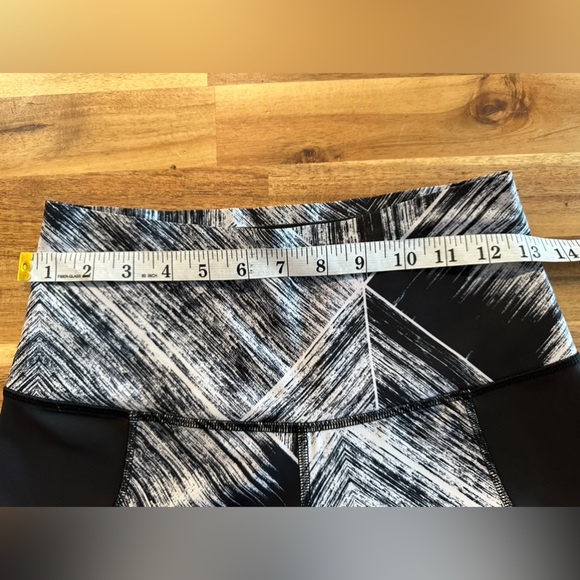 Lululemon Hot to Street Crop Heat Wave White/Black Size 6 - Picture 7 of 11